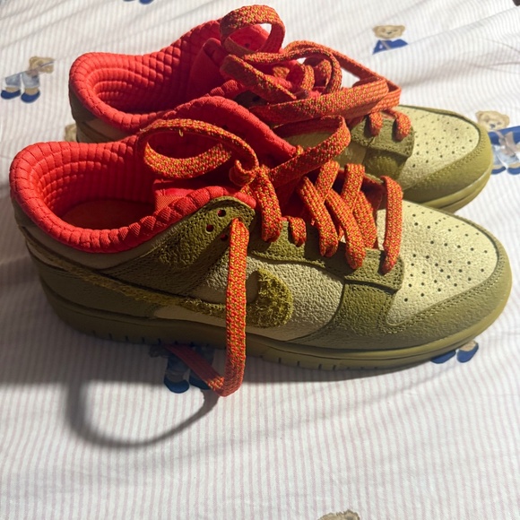 Women Nike Dunk - Picture 2 of 4